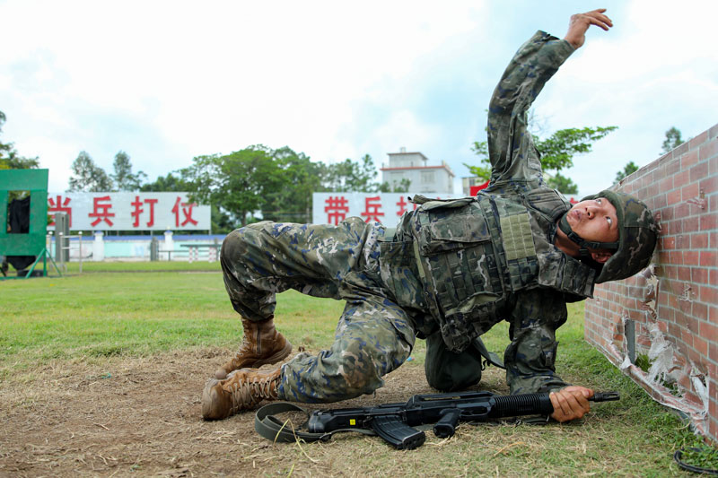 武警钦州支队:紧贴实战砺硬功专攻精练补短板(图1)