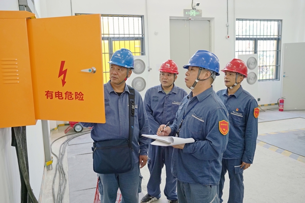9月15日，南方电网广西钦州供电局城区供电分局保供电人员对钦州水上服务区保电设备开展大负荷测试，对关键开关开展测温工作。翟晋升 摄.jpg