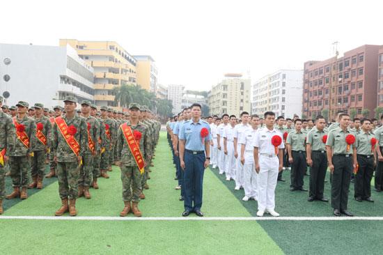 入伍新兵、退役老兵以振奮精神和嚴整軍容展示人民子弟兵風採