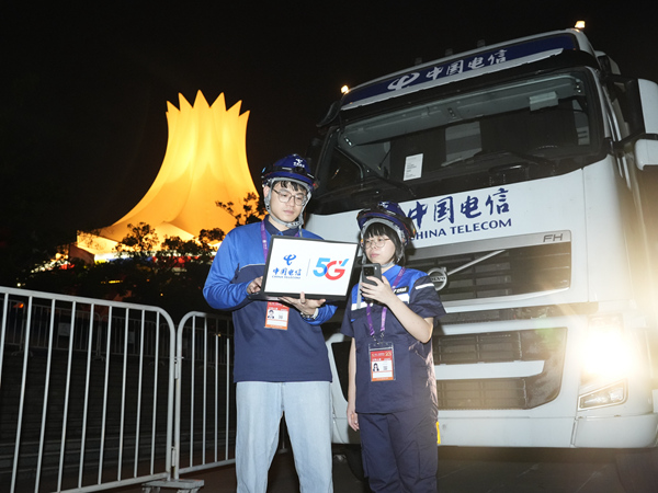 中国电信南宁分公司技术团队成员在会展中心场馆测试设备运行状态