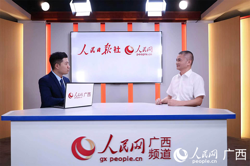 东风柳汽党委书记刘小平接受人民网专访。人民网记者 谭江波摄