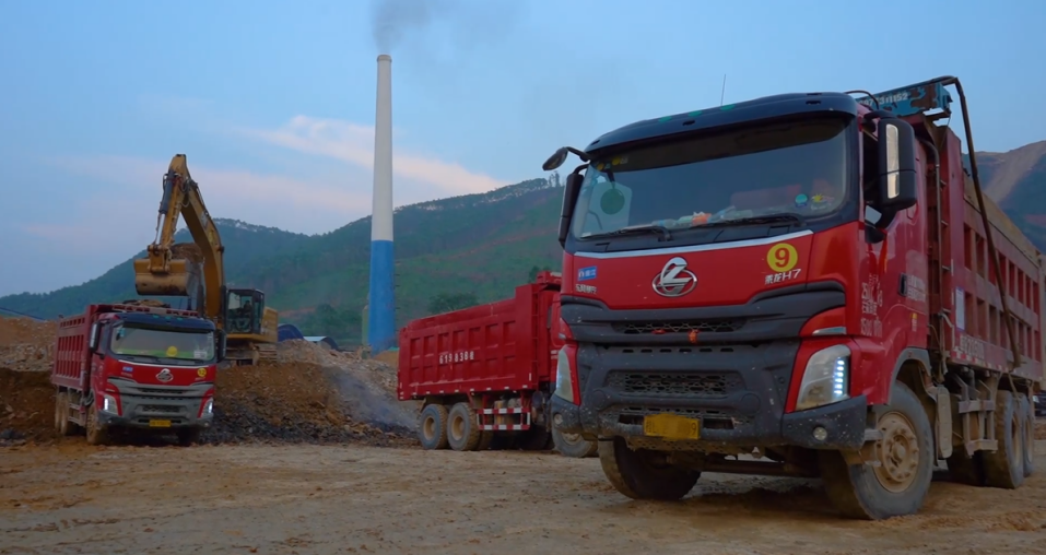 乘龙卡车深度服务重点工程建设。东风柳汽供图