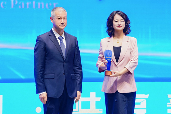 美團安全和公共事務總經理徐興穎（右）登台接牌。主辦方供圖