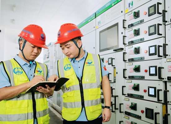 工作人员建智能配电系统。张韦清鑫摄
