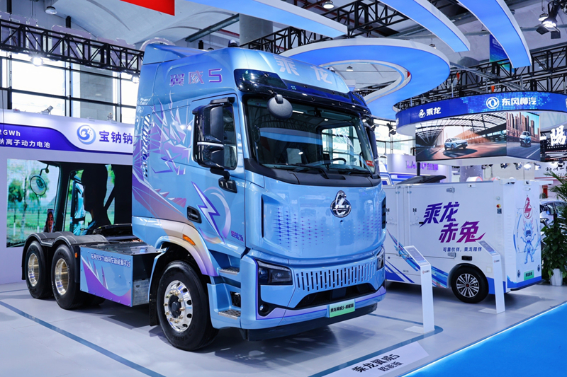 東風柳汽展台展示的新能源商用車。東風柳汽供圖