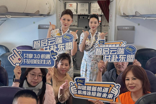 开展“智启云端，共赴东盟”主题航班活动。冼冲聪摄
