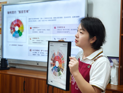 周媛媛老师讲解咖啡豆风味。北海职业学院供图
