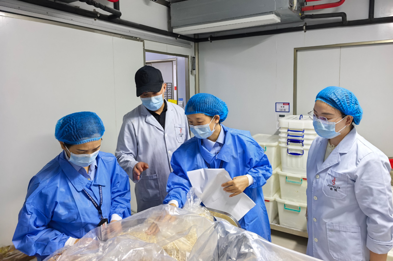 執法人員到月餅生產企業檢查原輔料儲存環境、外包裝標簽標識。