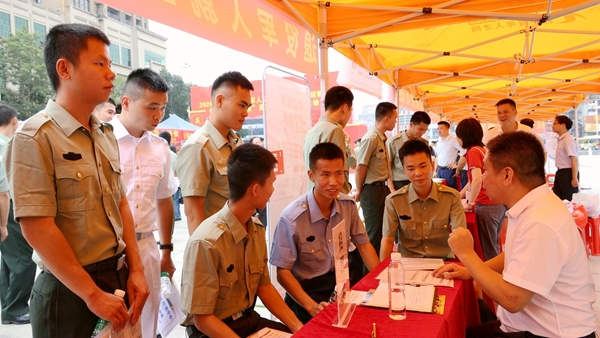 招聘会现场。桂平市融媒体中心供图