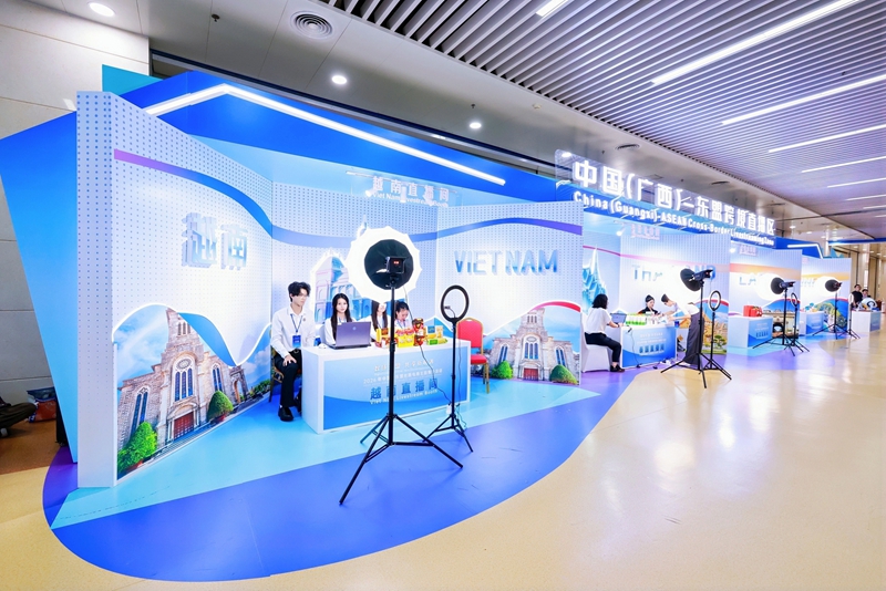 會場外同步開展跨境電商直播。主辦方供圖