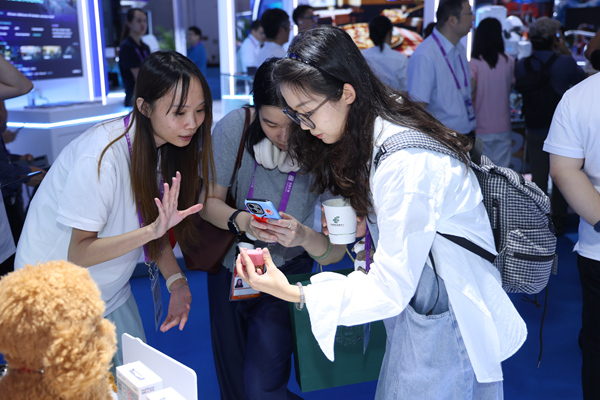 中国联通首次在广西展出的AI宠物项圈成为人气展品。中国联通供图