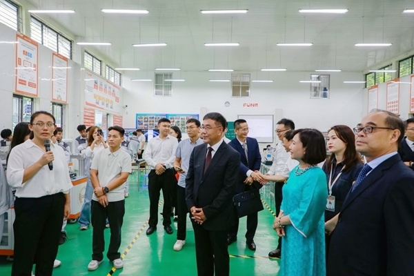 南宁职业技术大学智能工程学院教师陈春艳介绍中国—越南电子信息现代工匠学院跨境教学成果。唐萍摄）.jpg