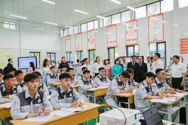 教育部领导代表团参观中国—越南电子信息现代工匠学院越南基地中文课程授课。唐萍摄）.jpg