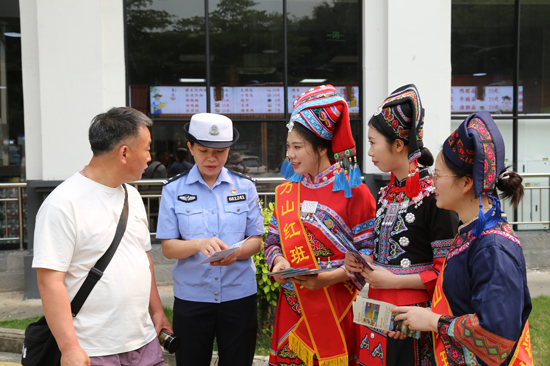 万山红班组开展路况咨询。李青桂摄