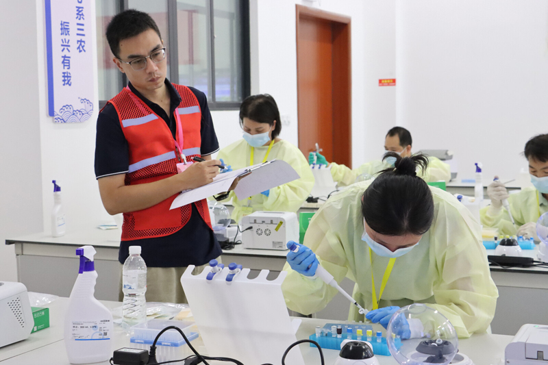 水产动物病原qPCR检测反应体系的配制与扩增。广西农业工程职业技术学院供图