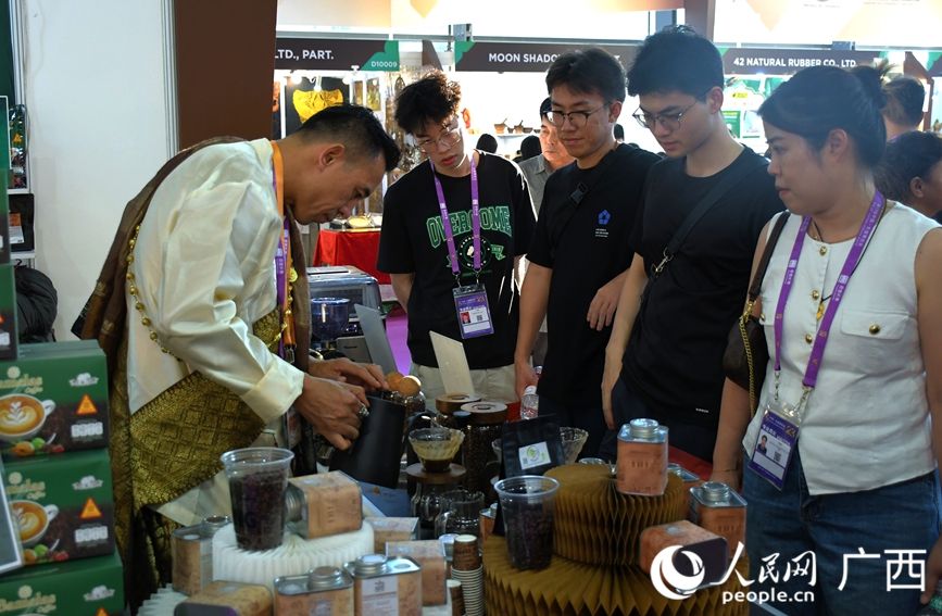 參展商現場制作咖啡，濃郁香氣吸引參觀者駐足品嘗。人民網 龐惠文攝