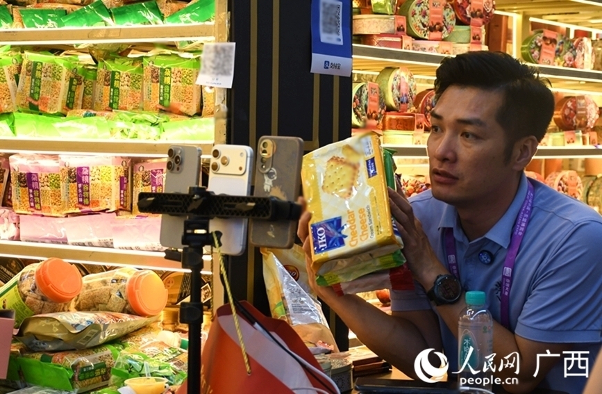 東博會上，參展商直播推介特色好物。人民網 龐惠文攝