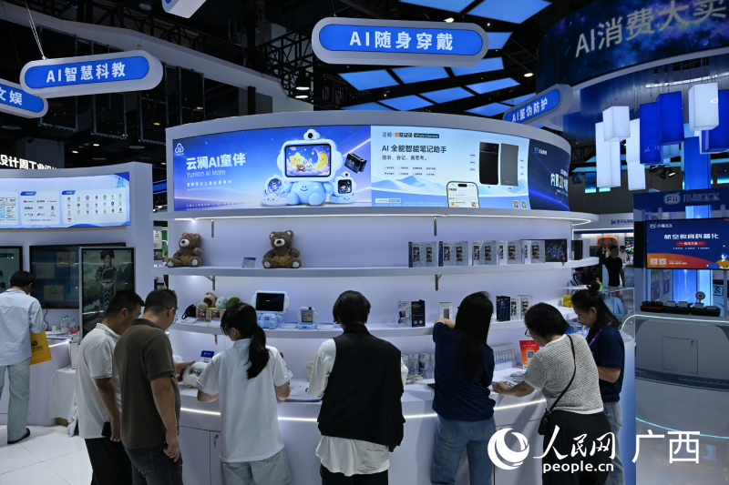 游客们在挑选AI产品。人民网记者 雷琦竣摄