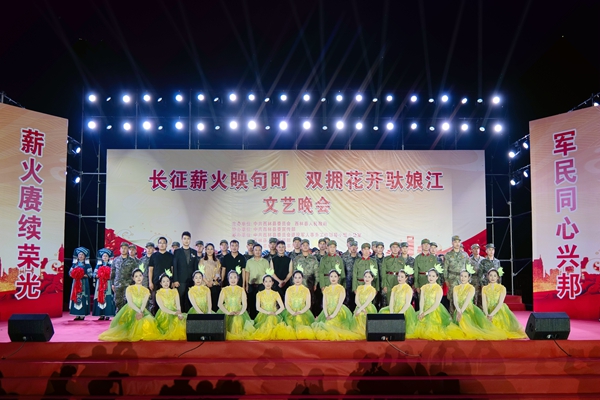 合影留念。熊音摄