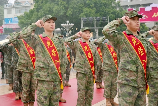 新兵庄严宣誓。陆宗林摄