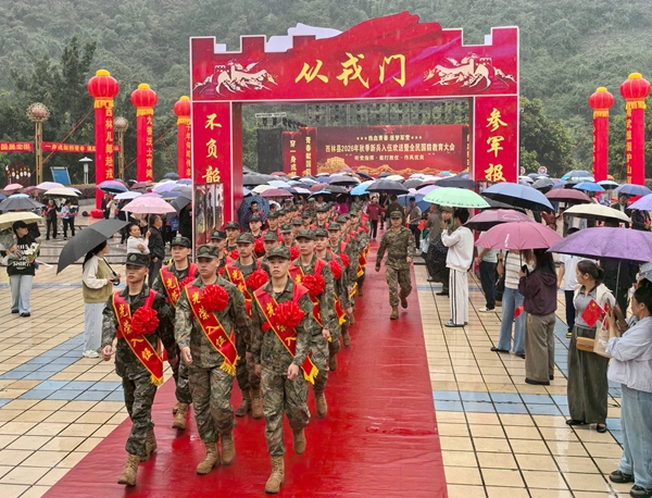 走出从戎门不负少年志。农忠荣摄