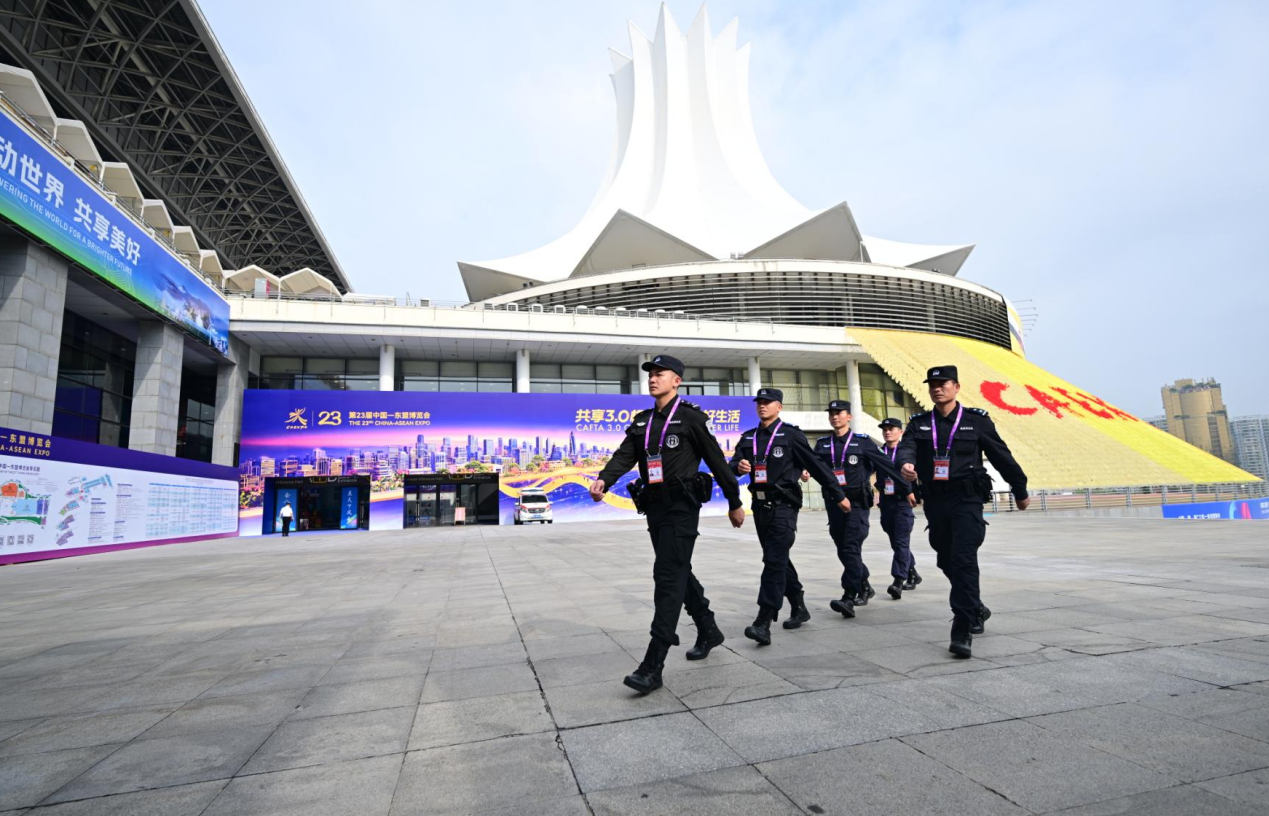 南寧市公安局民輔警在東博會和峰會會場巡邏，守護盛會平安。王勇攝