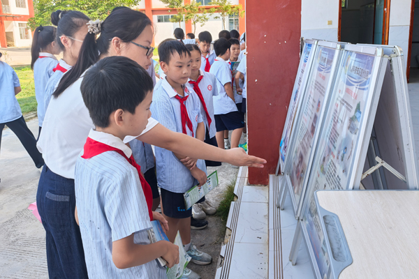 学生观看国防教育知识展板。黄秀媛摄
