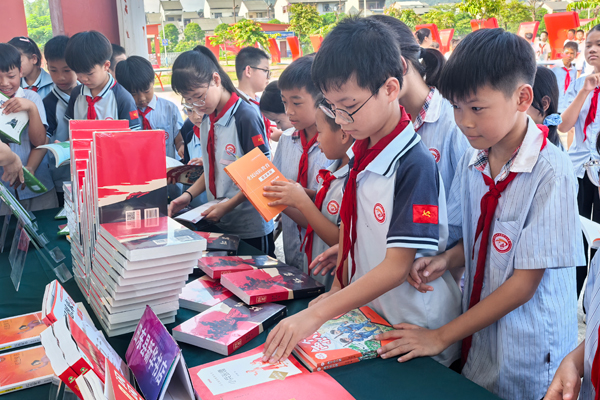 学生们阅读《全民国防教育》读本。黄秀媛摄