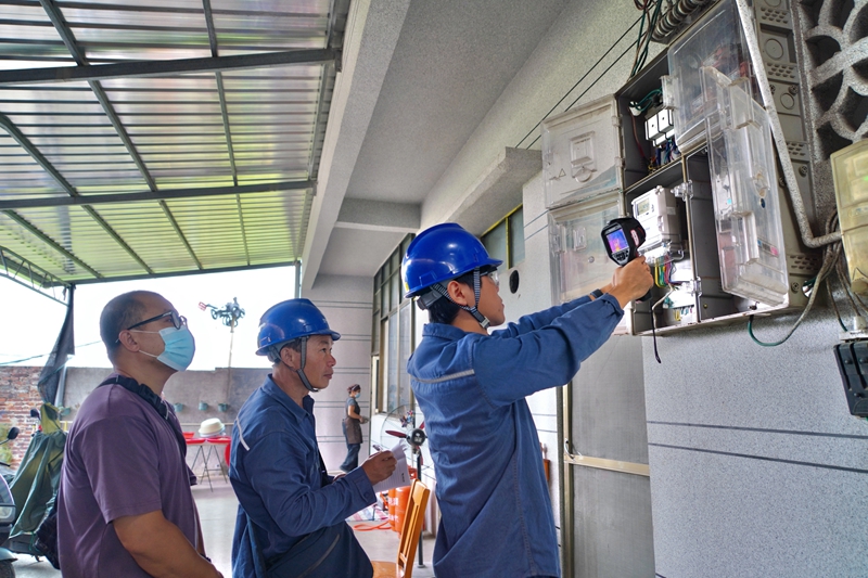柳州柳城供電局工作人員對馬山鎮喬記月餅加工廠進行紅外測溫檢查。蒙玉彬攝
