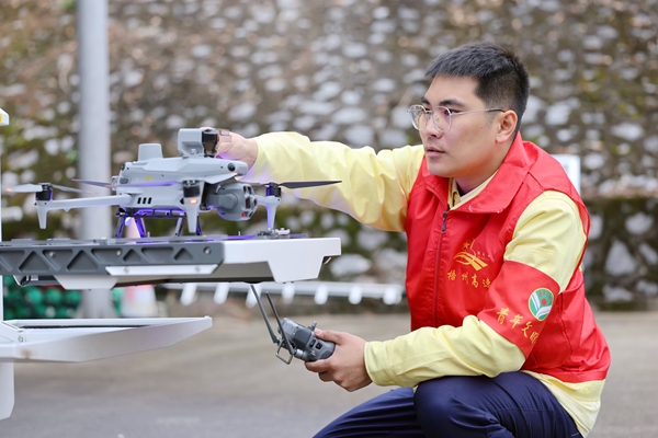 技術員使用無人機進行路段巡查。