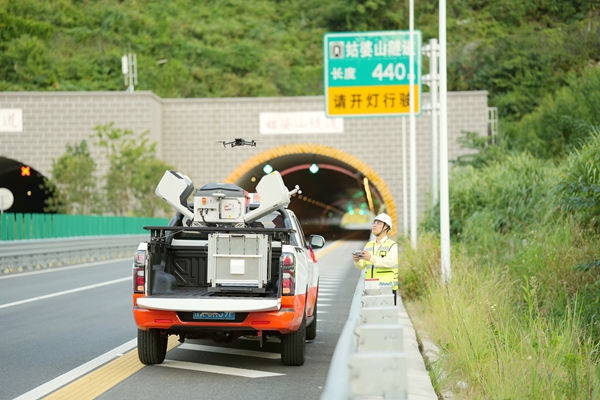 技術員使用無人機進行路段巡查。