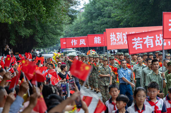 學生儀仗隊朝氣蓬勃,與新兵隊伍一同前行。趙文朝攝 (3)