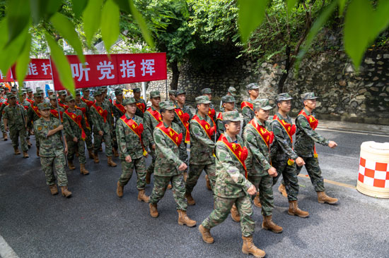 胸戴大紅花的新兵們精神抖擻。趙文朝攝 (1)