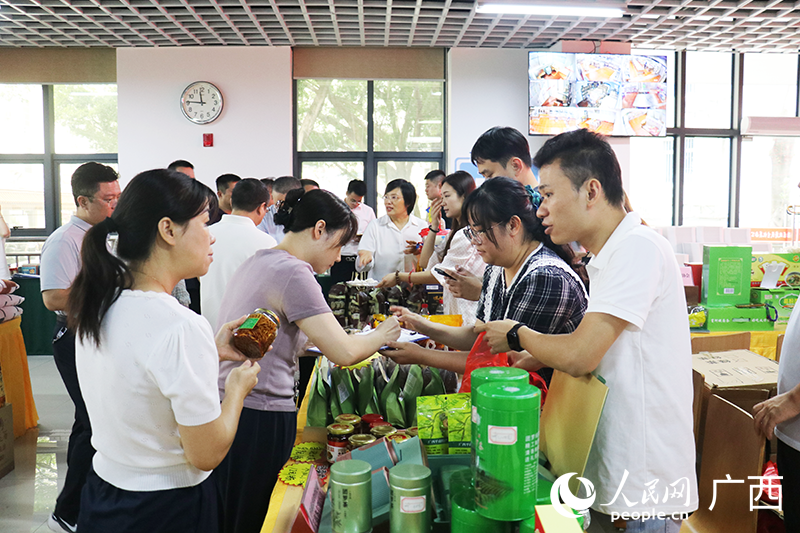 活动现场热闹不已。人民网 刘璐瑶摄