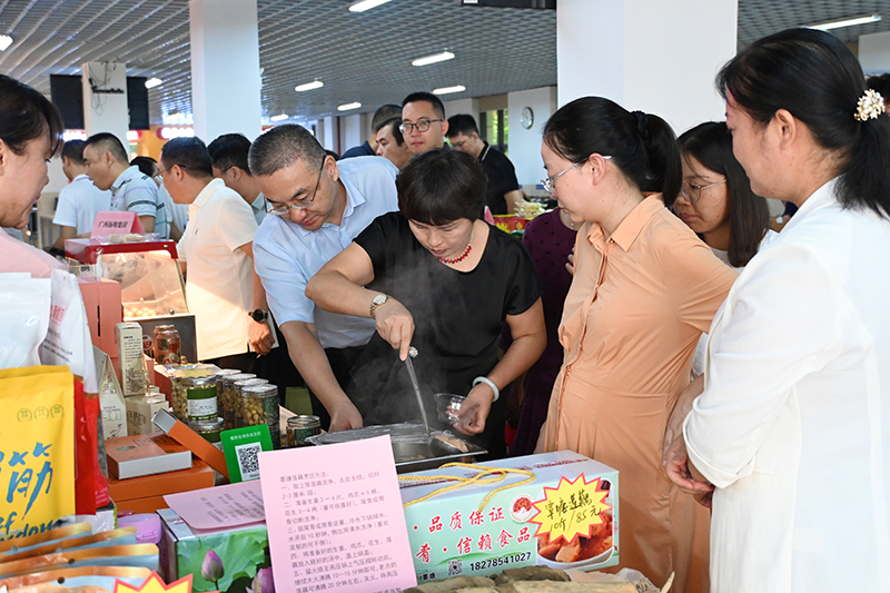 活动吸引众多机关干部职工驻足品鉴。黄政琪摄