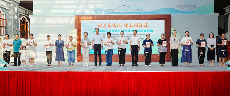 贈送《讓家庭遠離腐敗》清廉書籍。吳韻琴攝