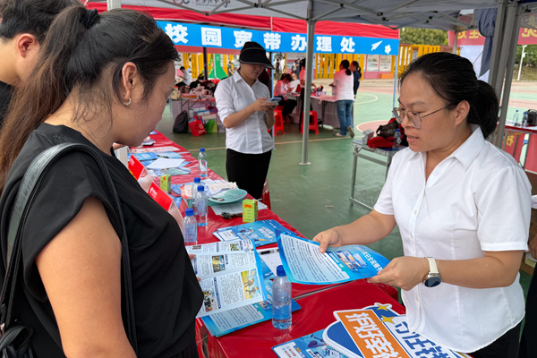 結合邊境地區反詐案例，中國電信防城港分公司志願者為學生及家長普及跨境網絡風險防范知識