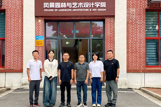 合影留念。学校供图
