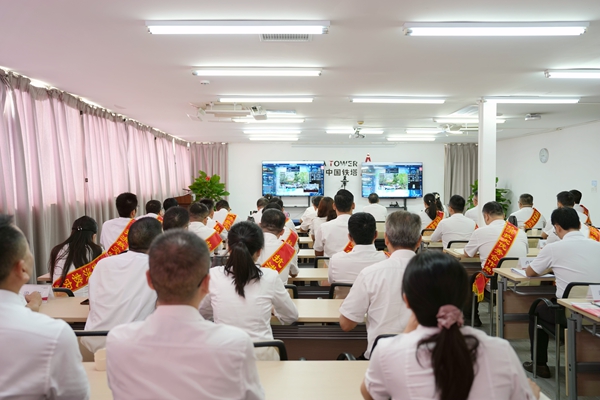 現場觀看廣西鐵塔防汛抗台保通信紀實片《鏖戰“美莎克” 鐵軍顯擔當》。
