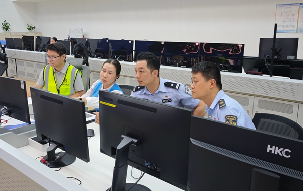 “路警企”聯合值勤遠程管控交通現場