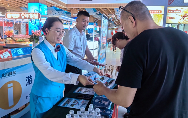 志願者在欽州西服務區開展便民活動