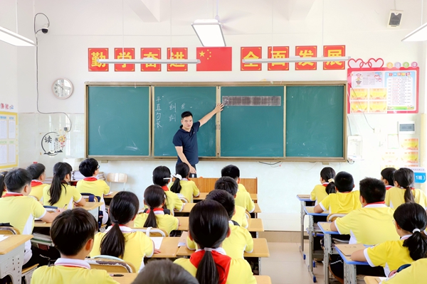 书法课堂老师讲解示范。陆锦婷摄