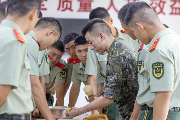 官兵正在教戰友月餅制作技巧。唐明洋攝