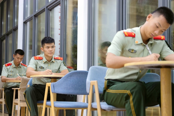 官兵們正在撰寫家書。唐明洋攝