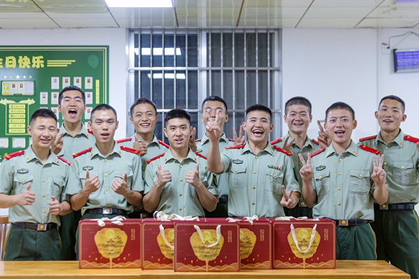 官兵們將月餅裝盒完畢后喜笑顏開。唐明洋攝