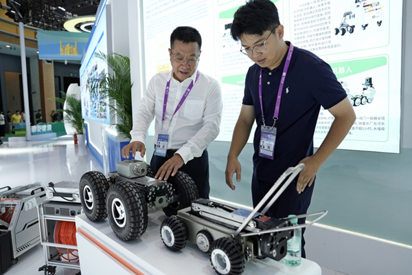 廣西環保集團與哈爾濱工業大學合作研發的機器人。劉冬蓮攝