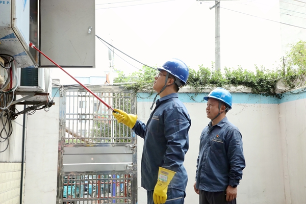 工作人員檢查衛生院的線路設備。俞超攝