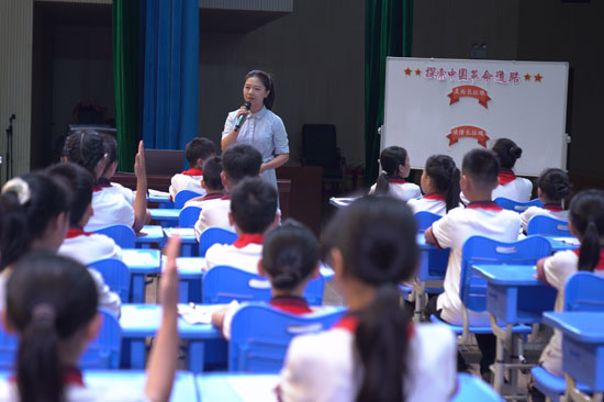 深圳市龍崗區上海外國語大學附屬龍崗學校吳孜怡老師在授課。梧州市教育局供圖
