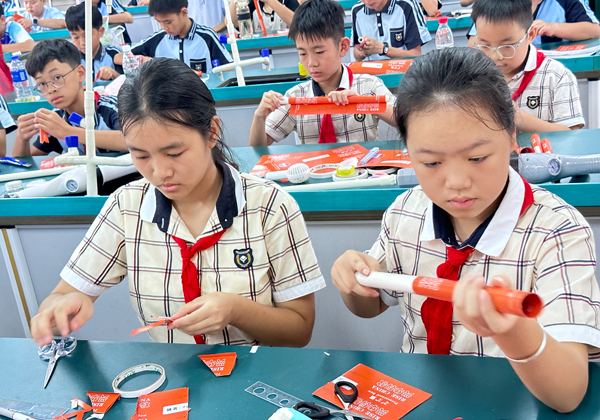 参赛选手在制作气弓箭。周筱蕾摄
