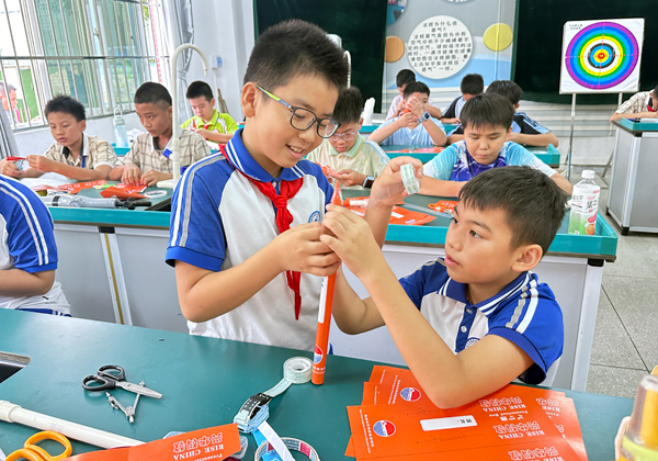 参赛选手在进行气弓箭制作。周筱蕾摄